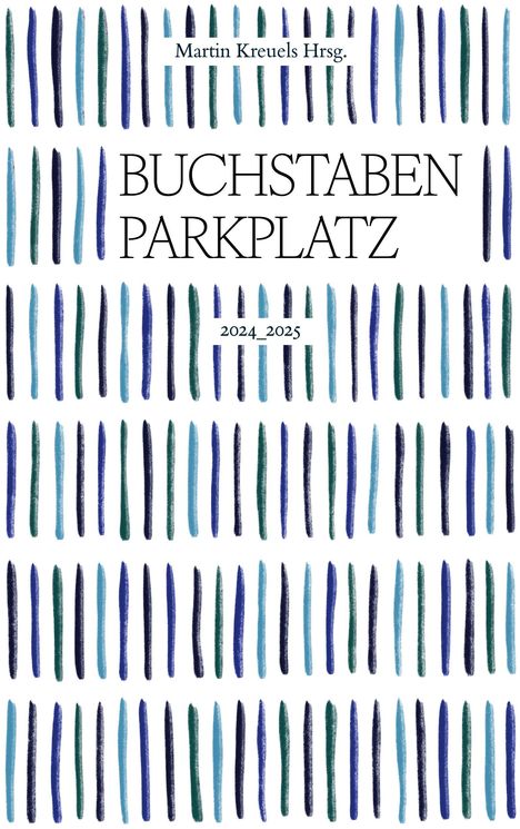 "Buchstaben Parkplatz 2024–2025". Umrahmt von blauen und grünen senkrechten Strichen.