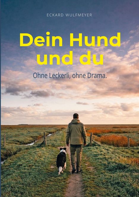 Text: "Dein Hund und du. Ohne Leckerli, ohne Drama." Ein Mann und ein Hund spazieren auf einem Landweg bei Sonnenuntergang.