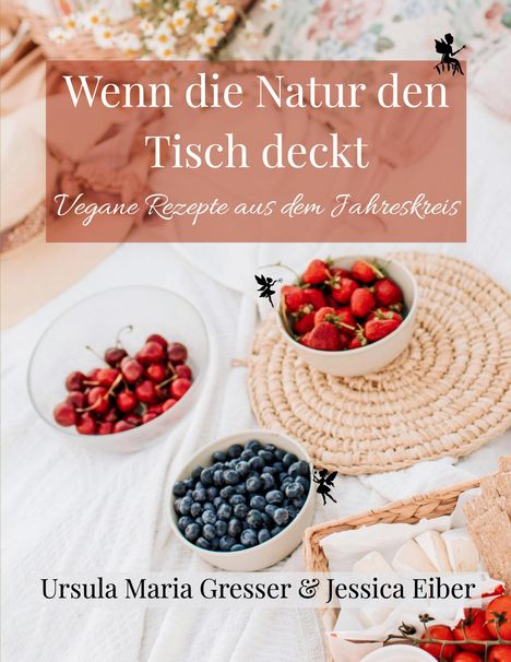 "Wenn die Natur den Tisch deckt" und "Vegane Rezepte aus dem Jahreskreis". Obst in Schalen: Erdbeeren, Kirschen, Heidelbeeren.