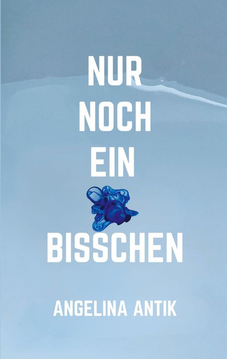 Text: "Nur noch ein bisschen", "Angelina Antik". Blaue, abstrakte Form auf hellblauem Hintergrund.