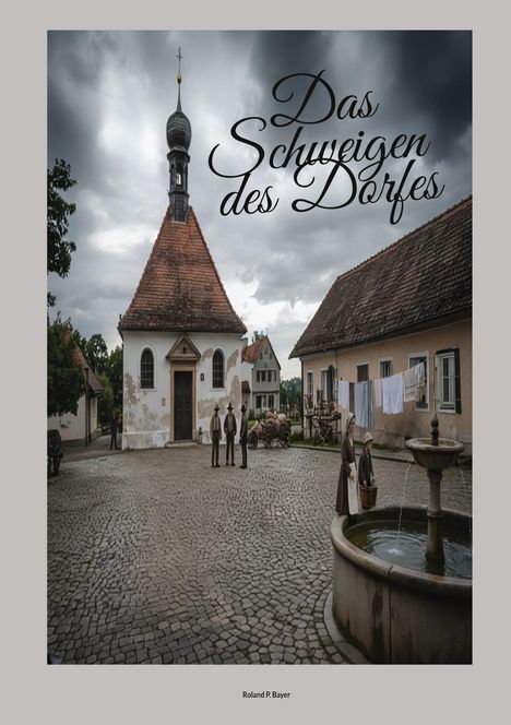 "Das Schweigen des Dorfes" in eleganter Schrift. Ein Dorfplatz mit Kirche, Brunnen, Figuren und Wäscheleinen unter grauem Himmel.