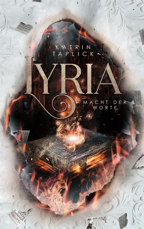 „Katrin Taplick. Iyria. Macht der Worte.“ Ein altes Buch umgeben von Flammen und schwebenden Musiknoten.