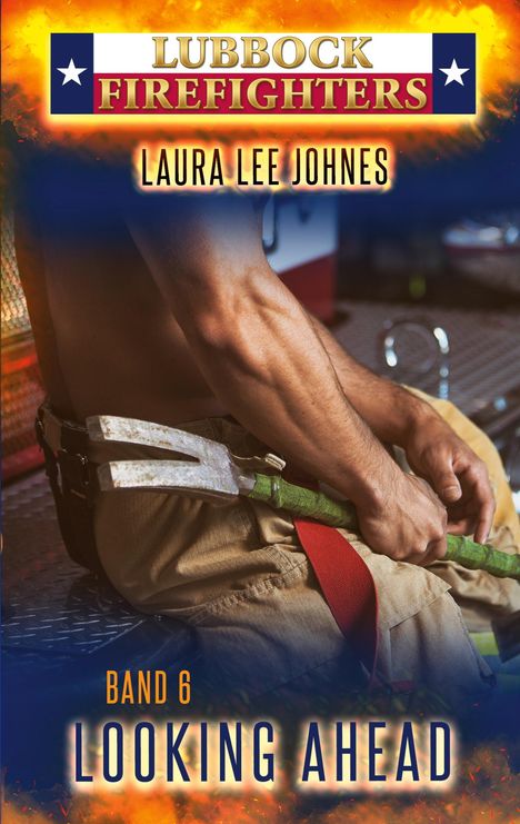 „LUBBOCK FIREFIGHTERS“ oben, „LAURA LEE JOHNES“. Unten „BAND 6“, „LOOKING AHEAD“. Ein Feuerwehrmann hält ein Werkzeug.