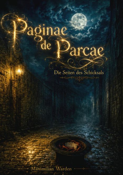 „Paginae de Parcae - Die Seiten des Schicksals“ steht in goldener Schrift. Vollmond über gepflasterter Gasse.