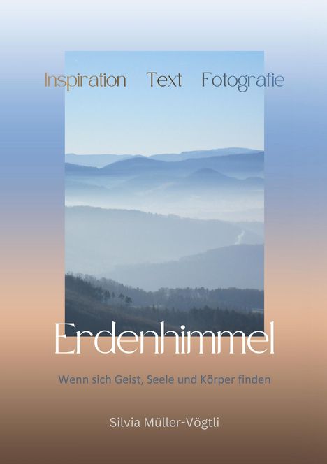 "Inspiration Text Fotografie", "Erdenhimmel", "Wenn sich Geist, Seele und Körper finden", "Silvia Müller-Vögtli". Berge im Nebel.