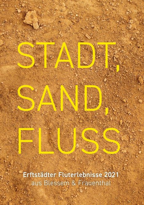 Große gelbe Schrift: "STADT, SAND, FLUSS". Darunter kleiner: "Erftstädter Fluterlebnisse 2021 aus Blessem & Frauenthal". Sandboden.