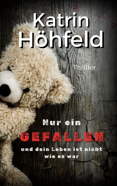 „Katrin Höhfeld“, „Thriller“, „Nur ein GEFALLEN und dein Leben ist nicht wie es war“. Teddybär an Holzwand.
