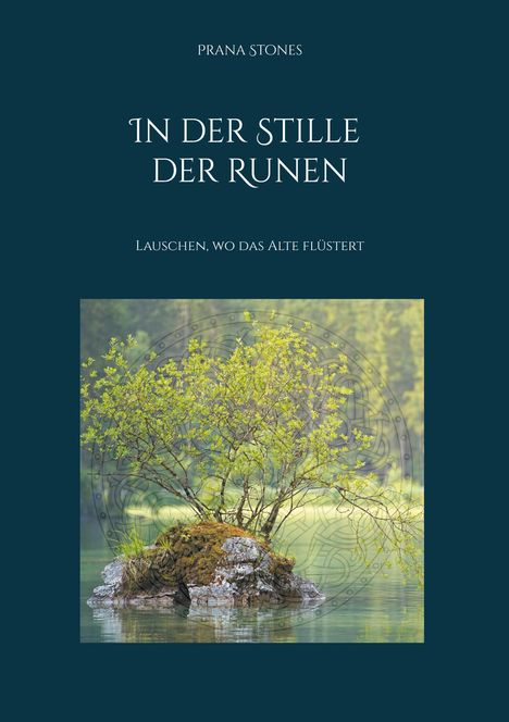 "IN DER STILLE DER RUNEN" und "LAUSCHEN, WO DAS ALTE FLÜSTERT" sind zu lesen. Ein Baum auf einem Felsen im Wasser.