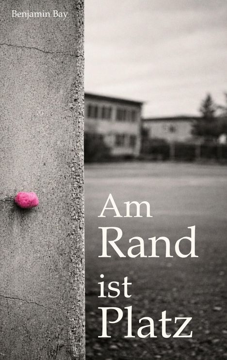 "Am Rand ist Platz" steht groß, "Benjamin Bay" klein. Graue Betonwand mit pinkem Kaugummi und unscharfe Gebäude im Hintergrund.