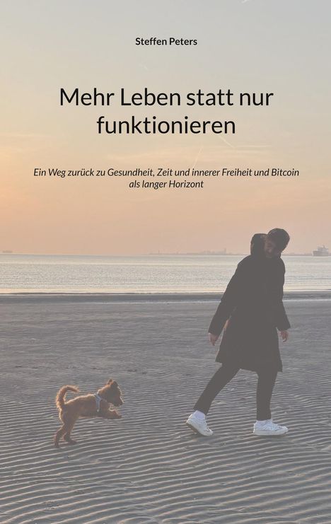 Text: Steffen Peters. Mehr Leben statt nur funktionieren. Ein Weg zurück zu Gesundheit, Zeit und innerer Freiheit und Bitcoin als langer Horizont.  
Ein Mensch und ein Hund am Strand bei Sonnenuntergang.