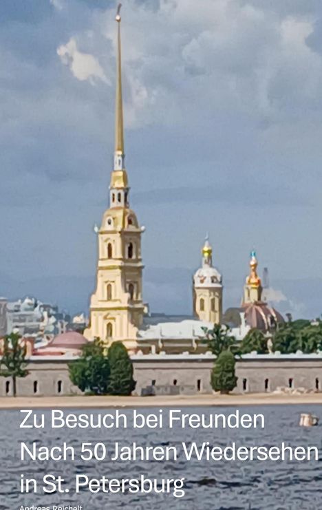 Zu Besuch bei Freunden. Nach 50 Jahren Wiedersehen in St. Petersburg. Im Hintergrund berühmte Gebäude mit goldenen Kuppeln.
