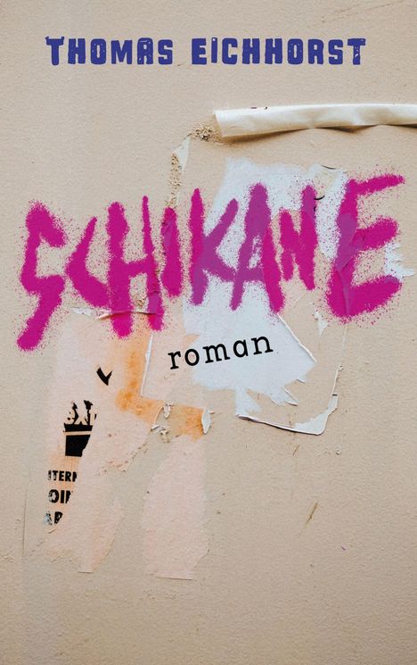 "THOMAS EICHHORST", "SCHIKANE", "roman" in Pink und Schwarz auf einer beigen, abgerissenen Plakatwand.