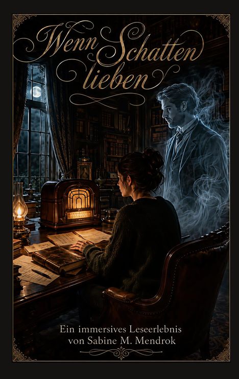 "Wenn Schatten lieben. Ein immersives Leseerlebnis von Sabine M. Mendrok." Eine Frau liest in einer alten Bibliothek, ein Geistermann steht daneben.