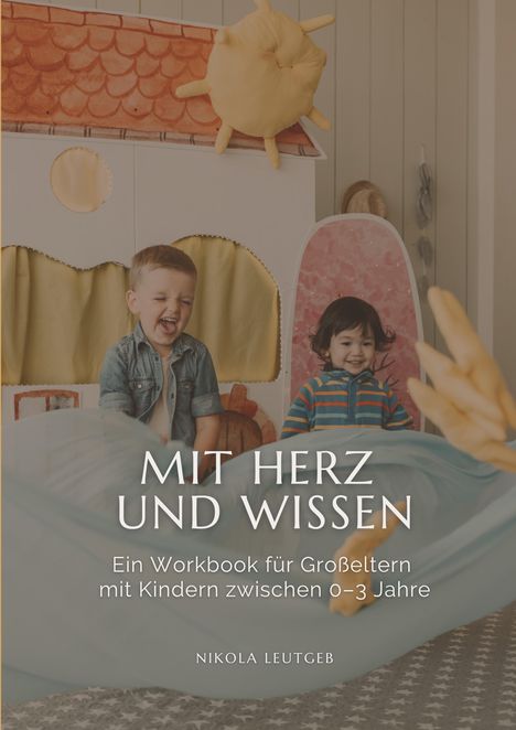 "MIT HERZ UND WISSEN. Ein Workbook für Großeltern mit Kindern zwischen 0-3 Jahre. Nikola Leutgeb." Zwei lachende Kinder.