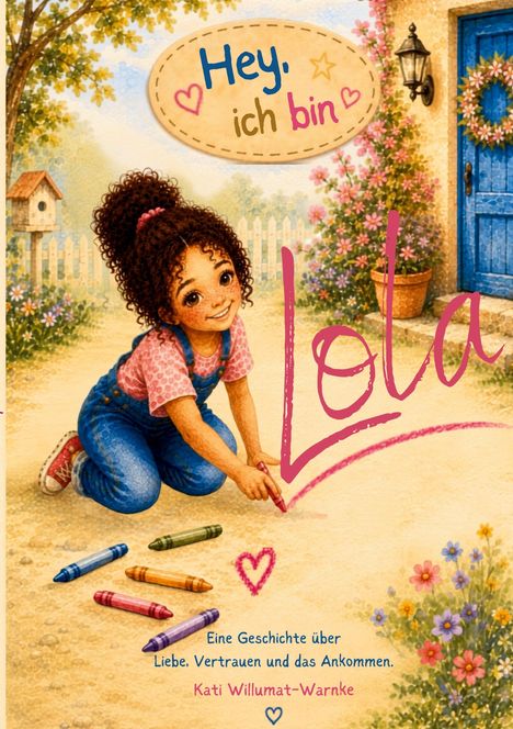 "Hey, ich bin Lola" in bunter Schrift. Mädchen malt mit Kreide. Bunter Garten, blauer Türrahmen, Blumen, Laterne.