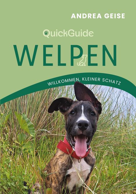 "ANDREA GEISE, QuickGuide WELPEN, WILLKOMMEN, KLEINER SCHATZ." Ein fröhlicher Hund im Gras mit rotem Halsband.