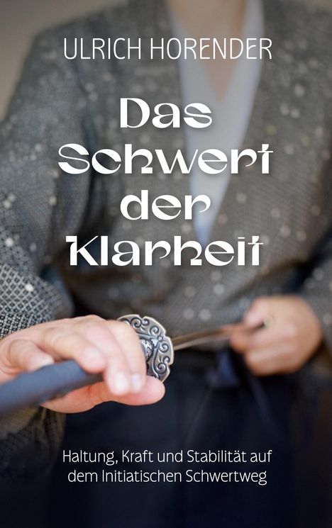 „Das Schwert der Klarheit“ zeigt Hände, die ein samuraiähnliches Schwert mit kunstvollem Griff halten. Kleidung mit Muster.