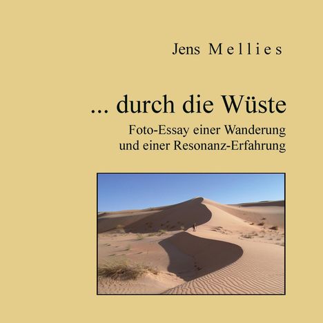 Titel: "... durch die Wüste". Darunter: Foto einer Wüstenlandschaft mit Dünen und einer Person.