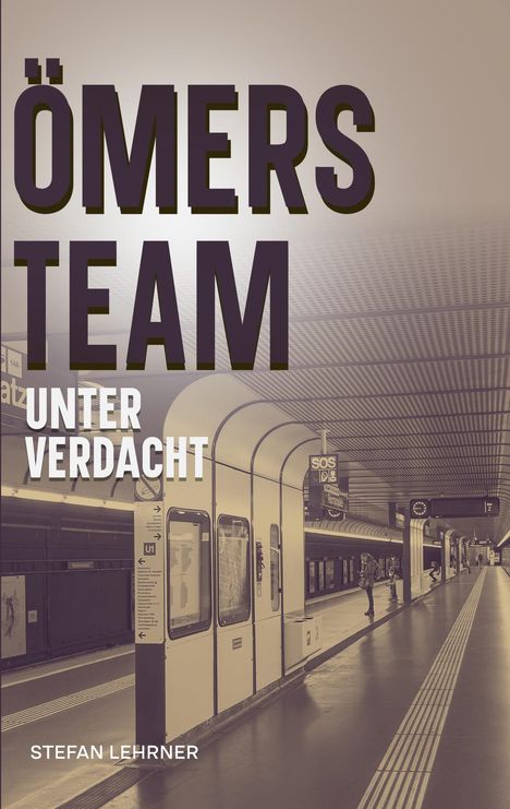„Ömers Team“, „Unter Verdacht“, „Stefan Lehrner“. Eine U-Bahn-Station im retro-futuristischen Design.