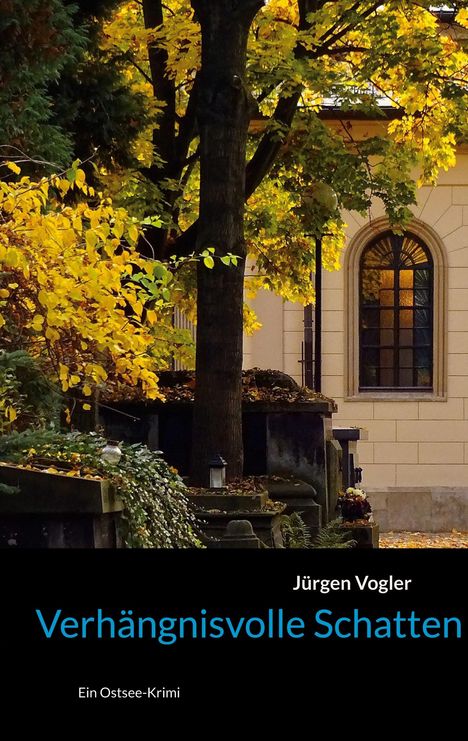 "Jürgen Vogler: Verhängnisvolle Schatten. Ein Ostsee-Krimi." Herbstszene mit Bäumen und Gebäude im Hintergrund.