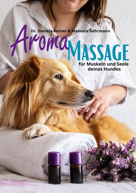 Aroma-Massage für Hunde: Ein Hund auf Handtuch, zwei violette Fläschchen, Lavendel, streichelnde Hände im Hintergrund.