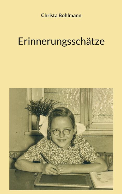 Text: "Christa Bohlmann, Erinnerungsschätze". 
Ein Mädchen mit Brille, schreibt an einem Tisch, blumiges Kleid.