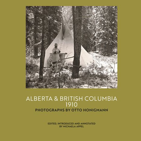 ALBERTA & BRITISH COLUMBIA 1910, Fotografien von Otto Honigmann, bearbeitet von Michaela Appel. Schwarz-Weiß-Foto: Mann vor Tipi im Wald.
