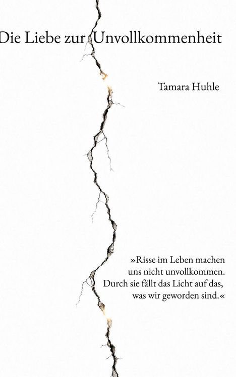 „Die Liebe zur Unvollkommenheit“ und „Tamara Huhle“. Ein vertikaler Riss zieht sich durch die Mitte.