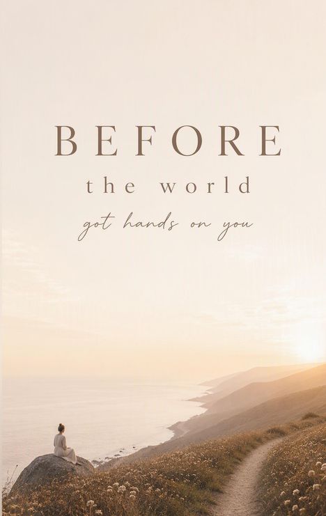 "BEFORE the world got hands on you." Eine Person sitzt auf einem Felsen, mit Blick auf das Meer bei Sonnenuntergang.