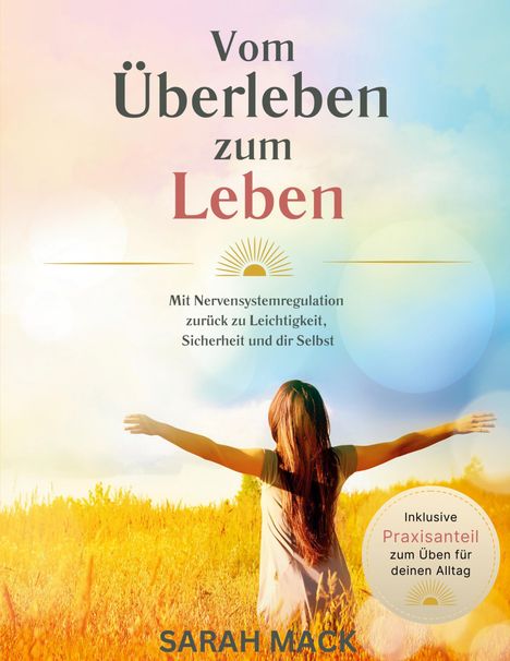 „Vom Überleben zum Leben“; Frau steht mit ausgebreiteten Armen in einem goldenen Feld unter wolkigem Himmel.