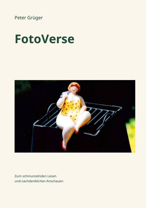 Text: "Peter Grüger FotoVerse. Zum schmunzelnden Lesen und nachdenklichen Anschauen." Eine Figur sitzt auf einem Grill.