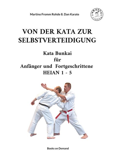 "VON DER KATA ZUR SELBSTVERTEIDIGUNG" beschreibt Karate-Techniken. Zwei Kämpfer in weißen Anzügen führen eine Bewegung aus.