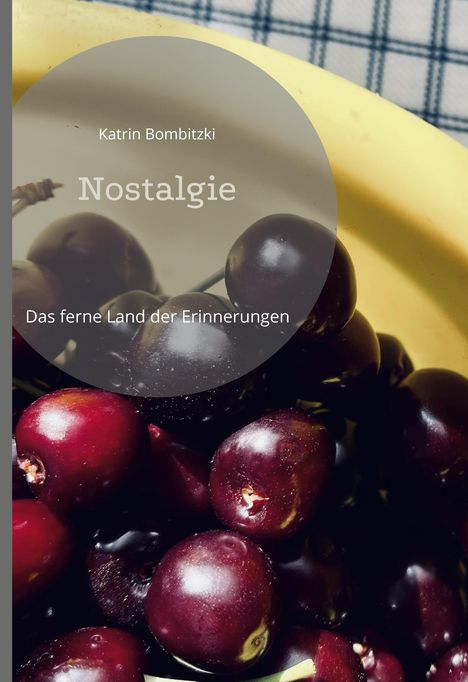 Text: "Katrin Bombitzki - Nostalgie - Das ferne Land der Erinnerungen."  
Kirsch-Motiv in einer gelben Schale.
