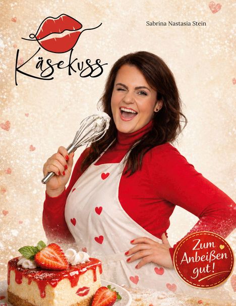 „Käsekuss“, „Zum Anbeißen gut!“. Frau mit Schneebesen und Sahnekuchen, trägt Herzschürze und lächelt.