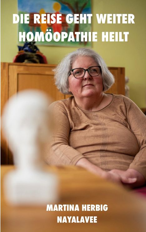 Text: "Die Reise geht weiter. Homöopathie heilt. Martina Herbig. Nayalavee." Eine Frau mit Brille sitzt auf einem Stuhl.