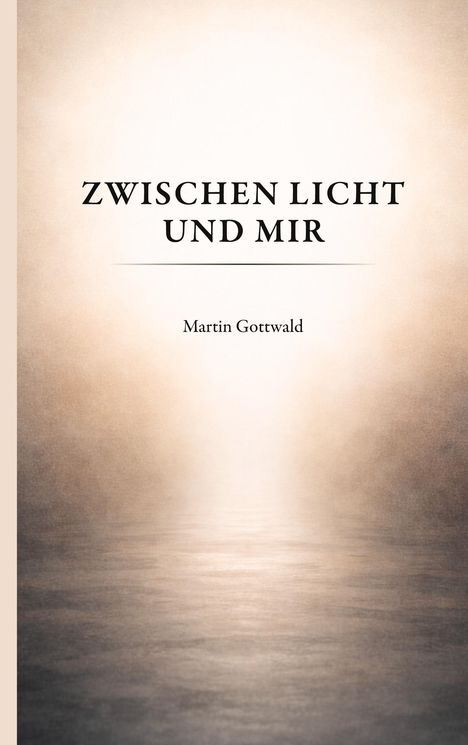 "ZWISCHEN LICHT UND MIR" und "Martin Gottwald". Diffuses Licht in nebliger Atmosphäre, ruhige Wasseroberfläche.
