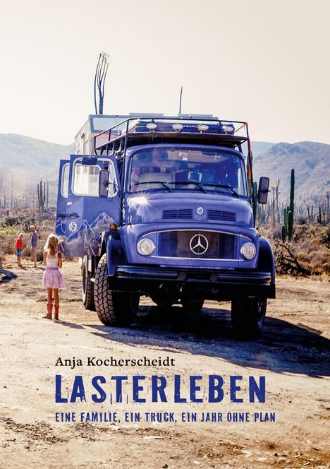 „Anja Kocherscheidt: Lasterleben – Eine Familie, ein Truck, ein Jahr ohne Plan.“ Ein blauer Truck in Wüstenlandschaft.