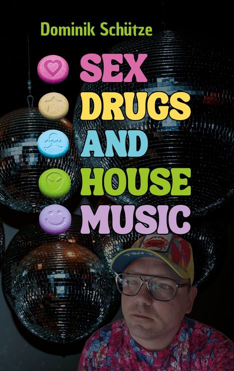 Text: "Dominik Schütze SEX DRUGS AND HOUSE MUSIC." Eine Person mit bunter Mütze vor Diskokugeln.