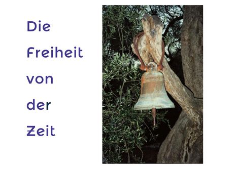 „Die Freiheit von der Zeit“. Eine rostige Glocke hängt an einem Baumstamm, umgeben von Ästen und Blättern.
