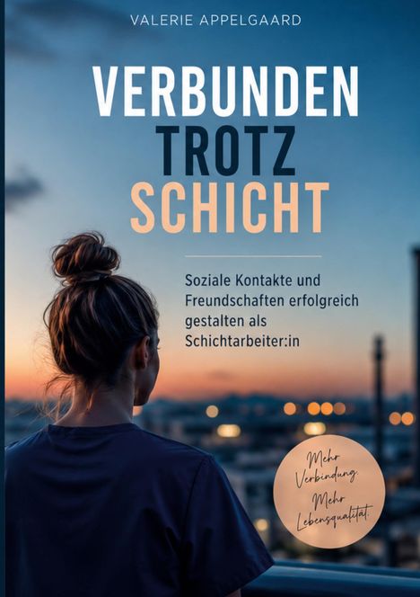 Buchtitel: "Verbunden trotz Schicht". Eine Person blickt in den Sonnenuntergang, Text beschreibt soziale Kontakte im Schichtdienst.