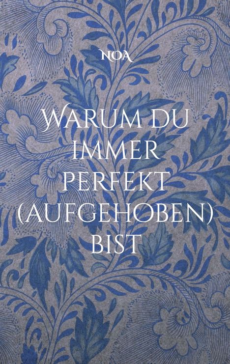 Text: NOA. WARUM DU IMMER PERFEKT (AUFGEHOBEN) BIST. Im Hintergrund Wassertropfen auf Federn.