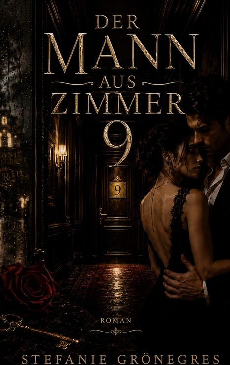 "Der Mann aus Zimmer 9" und "Stefanie Grönegres". Ein Paar in eleganter Kleidung, vor einer Zimmertür mit der Zahl 9.