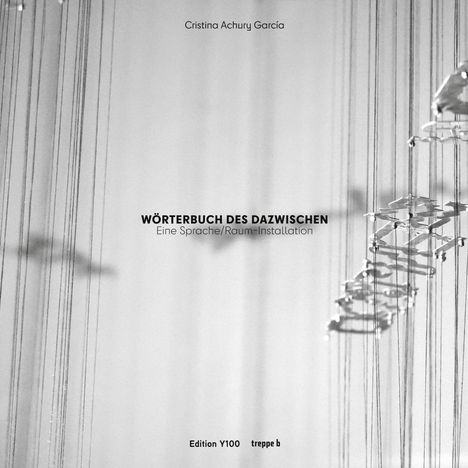 „WÖRTERBUCH DES DAZWISCHEN” und „Eine Sprache/Raum-Installation”. Dünne Fäden und zarte Strukturen.