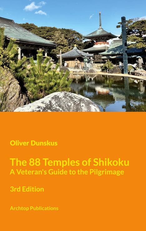 "Oliver Dunskus, The 88 Temples of Shikoku, A Veteran's Guide to the Pilgrimage, 3rd Edition, Archtop Publications."  
Ein traditionelles Tempelgelände mit Teich im Vordergrund.