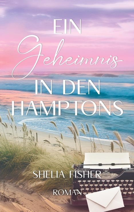 Text: "Ein Geheimnis in den Hamptons" von Shelia Fisher. Unten steht "Roman." Ein Strand mit Schreibmaschine im Vordergrund.