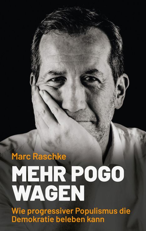 Text: "Marc Raschke, MEHR POGO WAGEN, Wie progressiver Populismus die Demokratie beleben kann." Schwarz-Weiß-Fotografie eines nachdenklichen Mannes mit Hand am Gesicht.