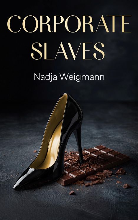 "CORPORATE SLAVES" und "Nadja Weigmann". Ein schwarzer High Heel zerstört eine Tafel Schokolade.