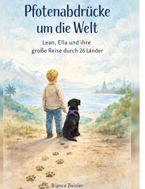 Titel: Pfotenabdrücke um die Welt. Untertitel: Lean, Ella und ihre große Reise durch 26 Länder. Ein Junge und ein Hund blicken auf Landschaft.