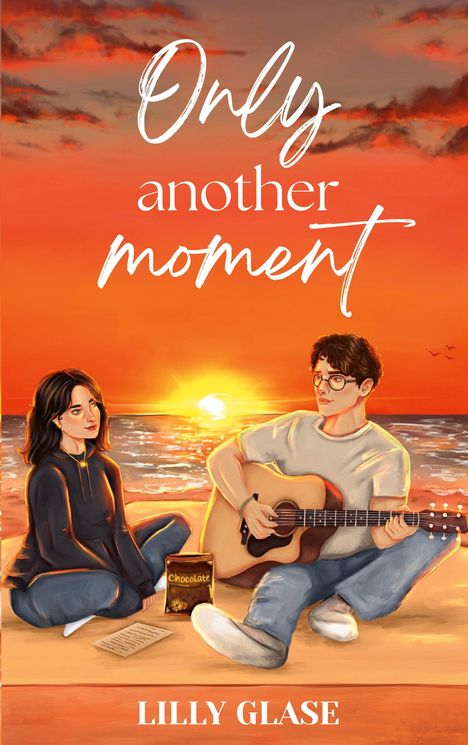 Text: "Only another moment" und "Lilly Glase". Illustration von einem Paar am Strand bei Sonnenuntergang mit Gitarre.