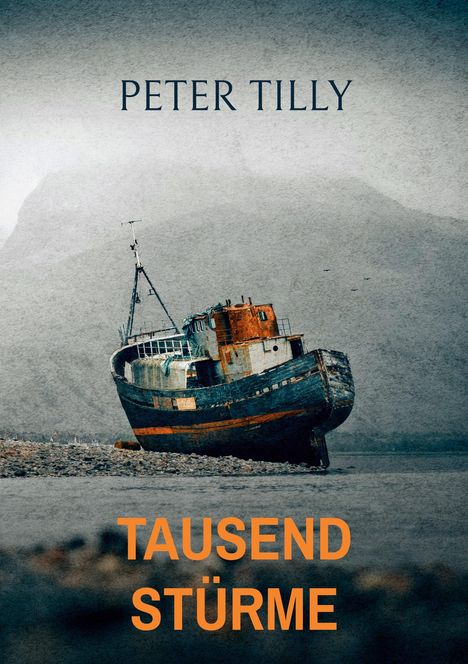 "PETER TILLY" oben, "TAUSEND STÜRME" unten. Ein altes, verlassenes Schiff liegt gekippt am Ufer, Berge im Hintergrund.